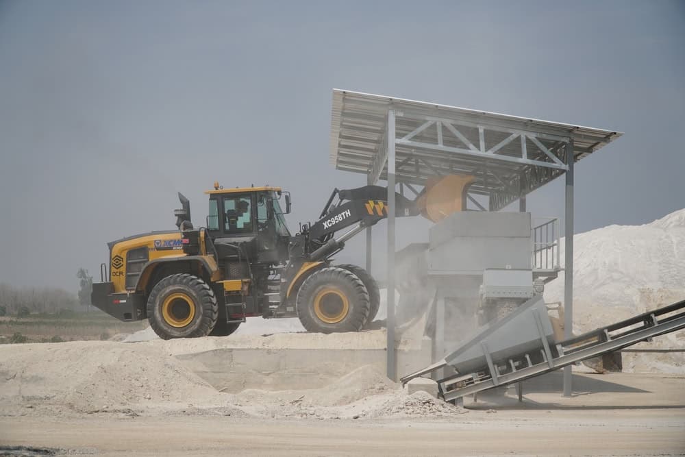 น้ำมันไฮดรอลิกคือสิ่งที่ใช้ในการขับเคลื่อนรถตักดิน