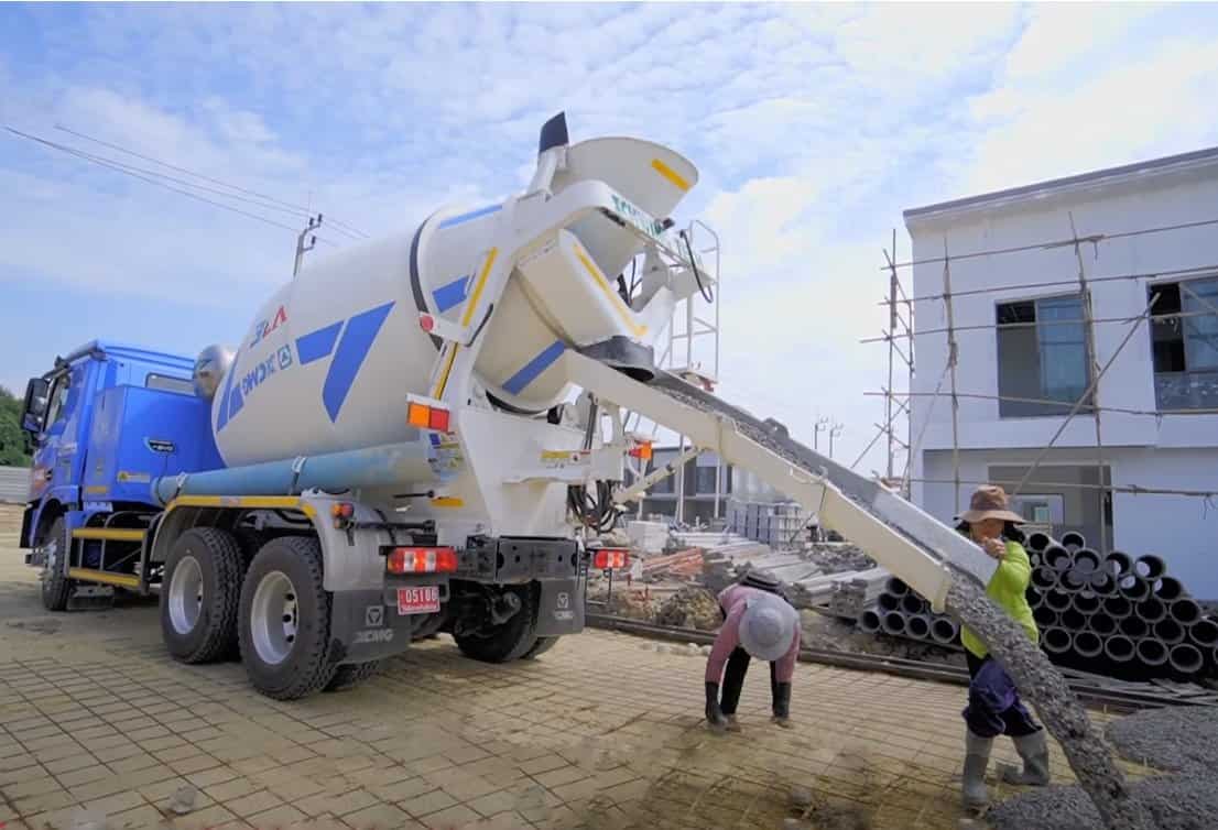 คนงานกำลังเทคอนกรีตตามวิธีออกแบบถนนคอนกรีตที่ถูกต้อง